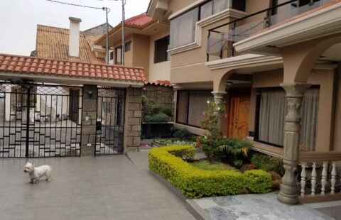 CR1044 Casa rentera de venta en Cuenca Sector 1 de Mayo, con negocio ya instalado