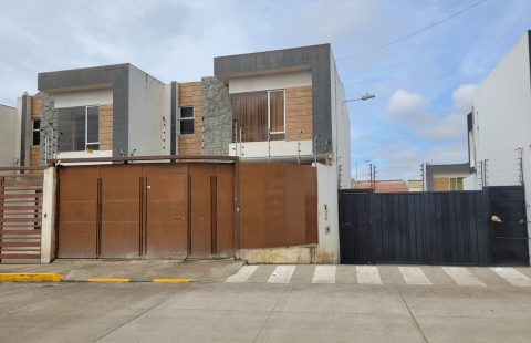 C2004 SE VENDE CASA A 3 CUADRAS DEL COLEGIO SUDAMERICANO – RICAURTE
